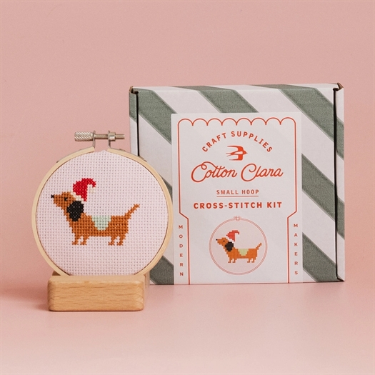 CHRISTMAS DACHSHUND CROSS STITCH KIT fra Cotton Clara